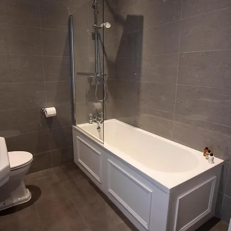 Netherby Hall Apartman *