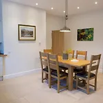 דירה Netherby Hall
